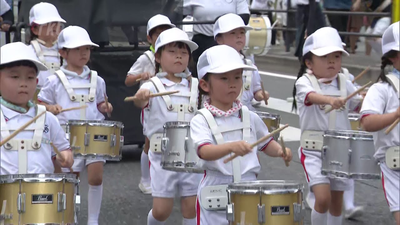歩行者天国で「水の祭典」マーチングバンドや子供神輿が練り歩く