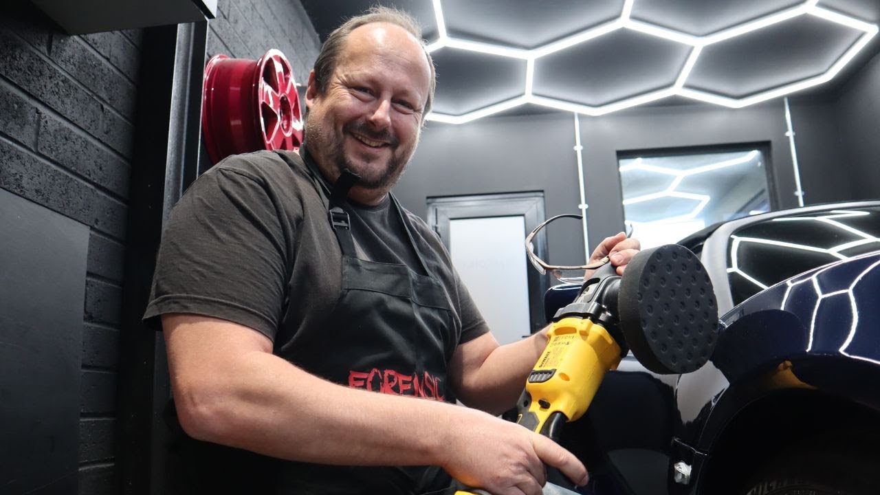 Machine Polishing Car Paintwork with Dual Action Polisher