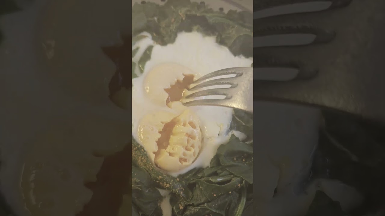 Huevos sobre una cama de espinaca al vapor 