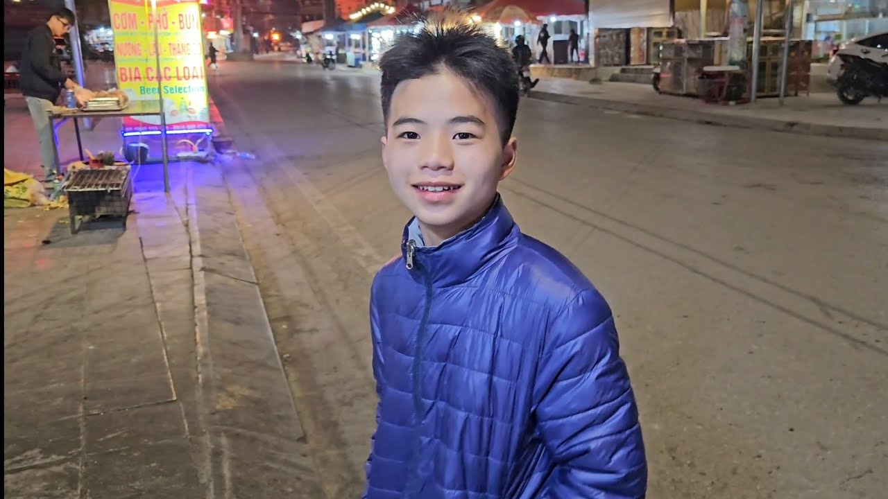 Cháu Phúc đi chợ đêm Mèo Vạc ăn đồ nướng quên đường về. TEAM NGUYỄN TẤT THẮNG