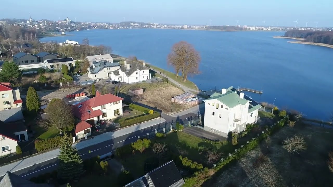 Namai ant ežero kranto Valančiaus g. Telšiai.