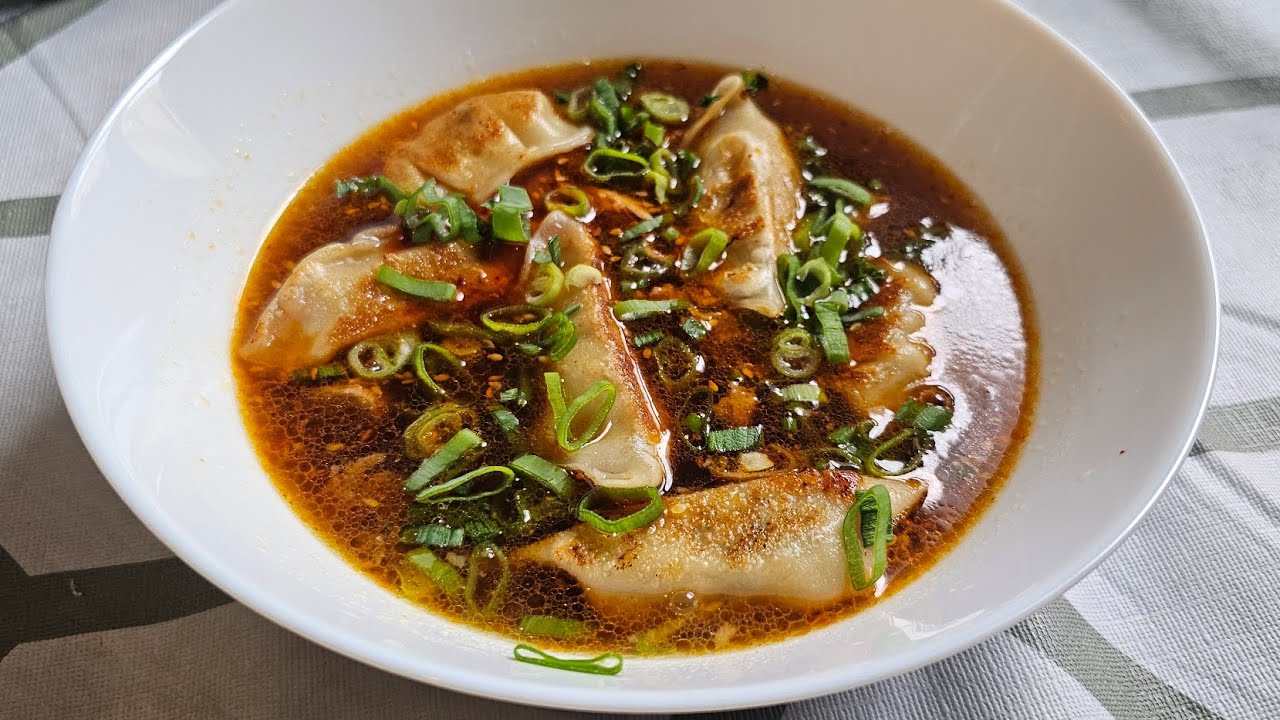Sopa con dumplings chinos