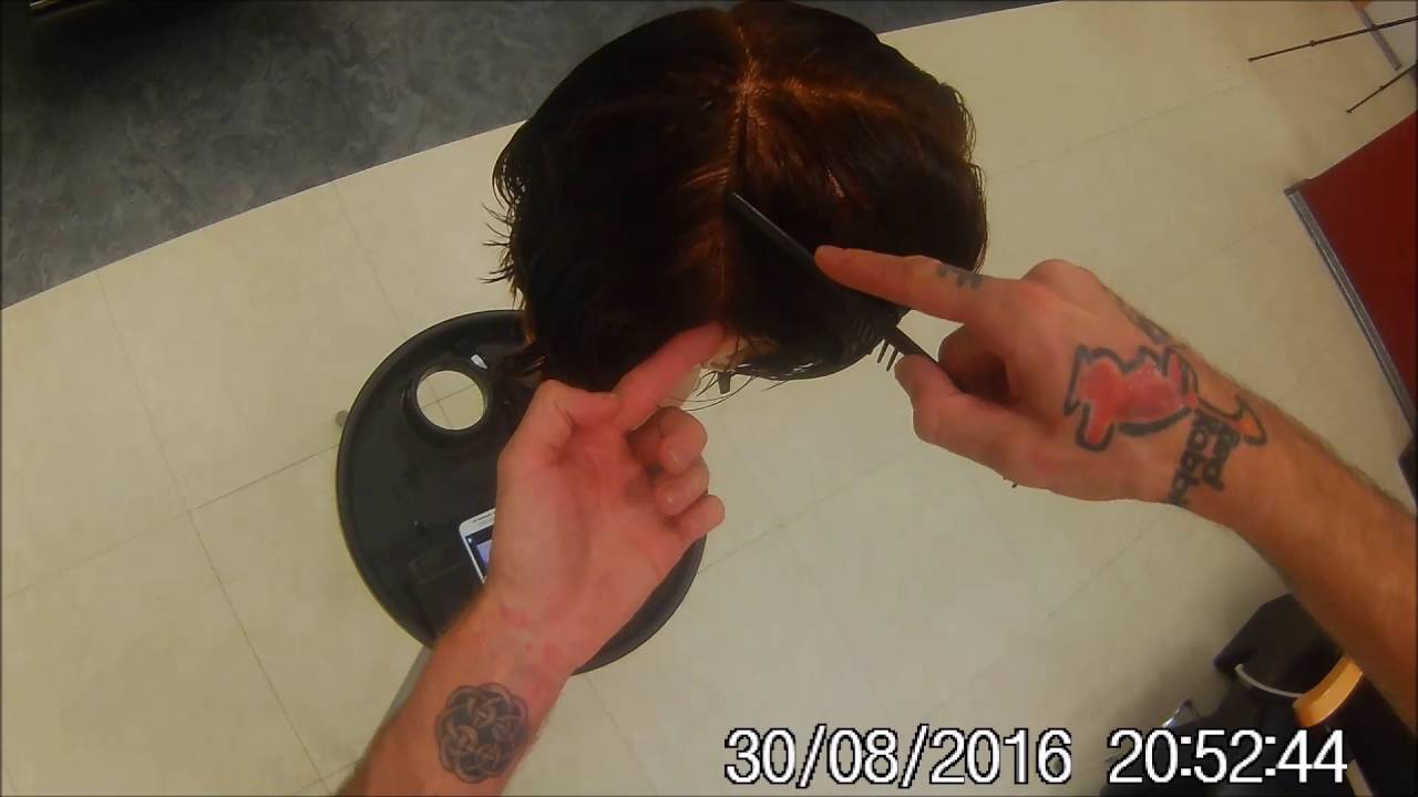 Das richtige kämmen, einteilen und abteilen der Haare an einem Übungskopf Azubi Friseur