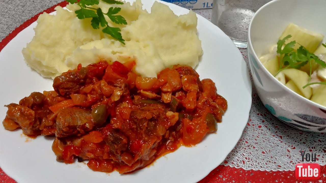 burnoje tirpstantis guliašas su daržovėm,bulvių koše ir marinuotais agurkais #mėsa #bulvės