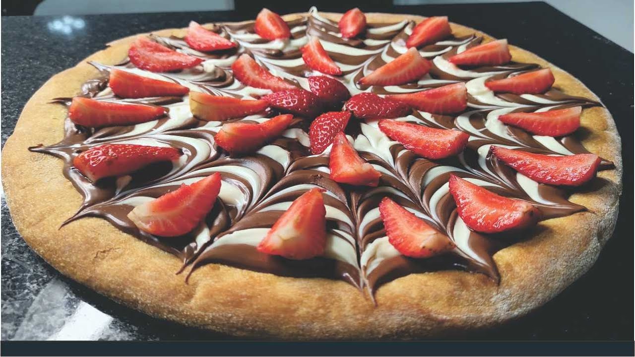 A pizza doce mais linda de chocolate com morango