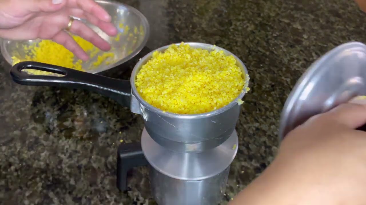 Cuscuz fofinho na cuscuzeira peitinho