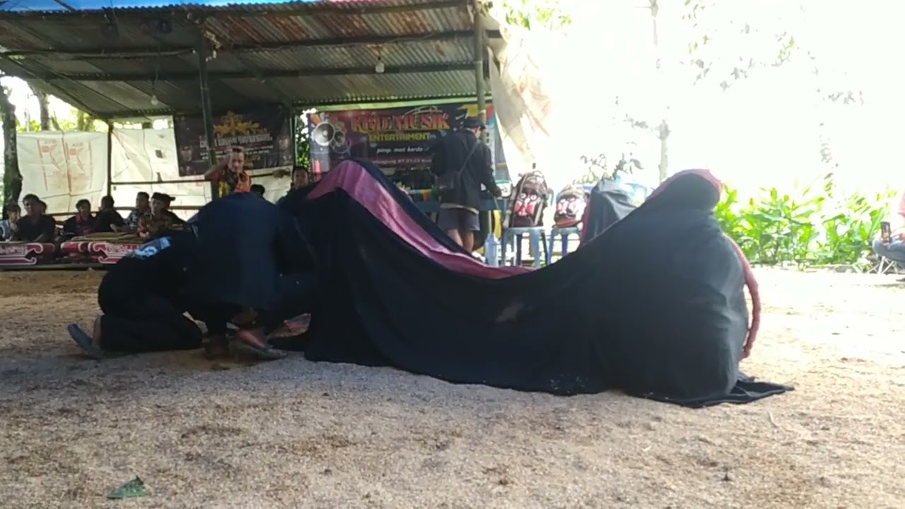 Tari singo barong Ebeg cakra wahyu manunggal didesa karangdadap watuagung.. 