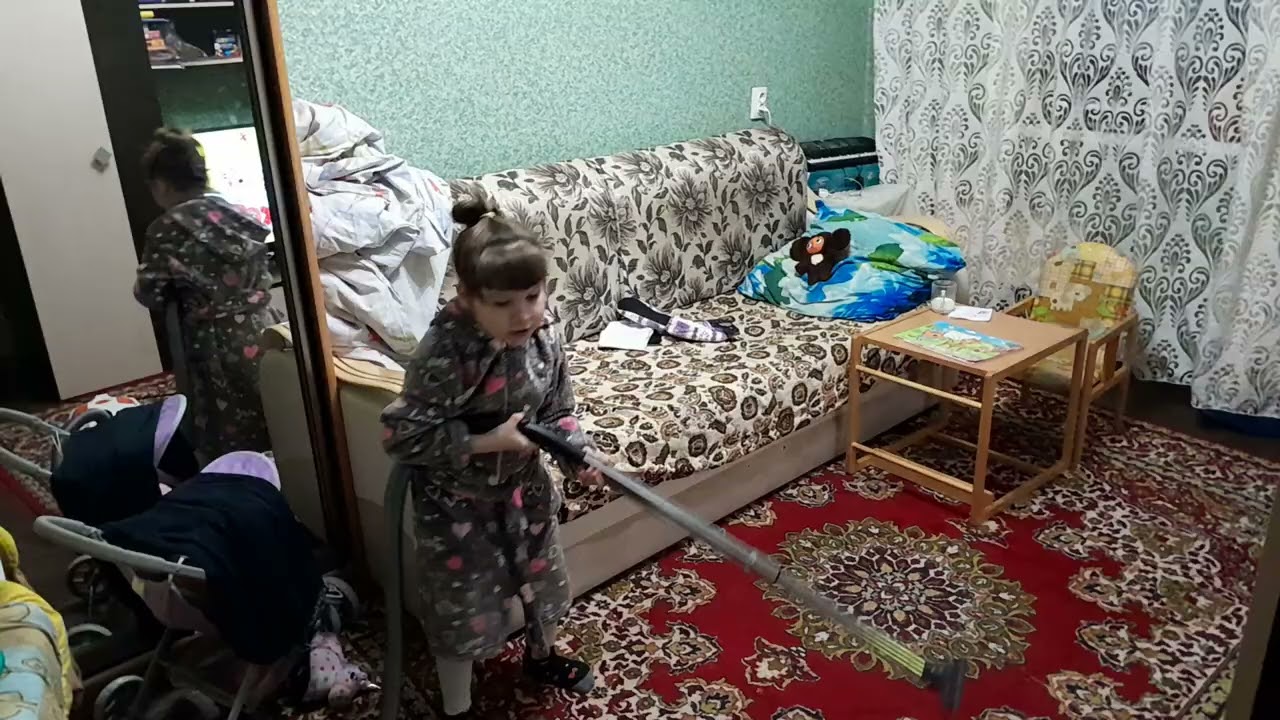 СОВСЕМ МОЯ ДЕВОЧКА ВЫРОСЛА! ПОМОГАЕТ МНЕ УБИРАТСЯ У БАБУШКИ!