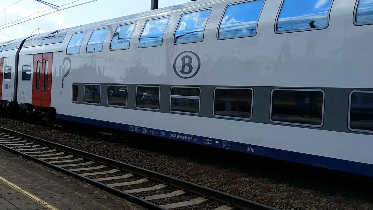 3 M4 + 6 M7 rijtuigen in het station van Kortrijk