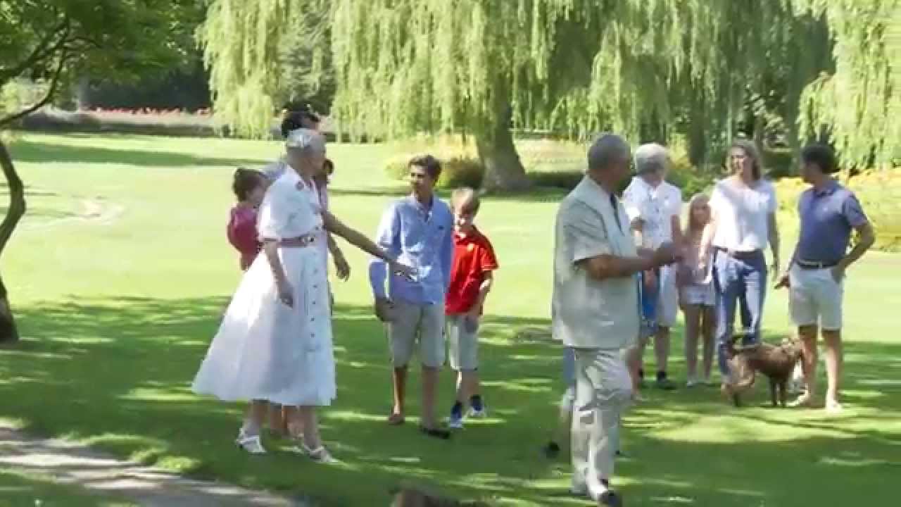 Den kongelige familie stiller op til fotografering ved Gråsten Slot