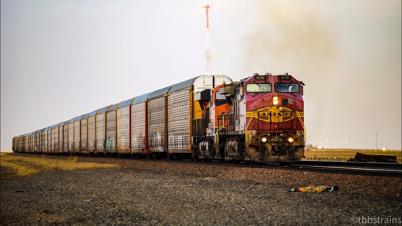 “Transcontinental Bonnet” - #BNSF676 leads V-BLUSBD Westbound on the Hereford Subdivision!