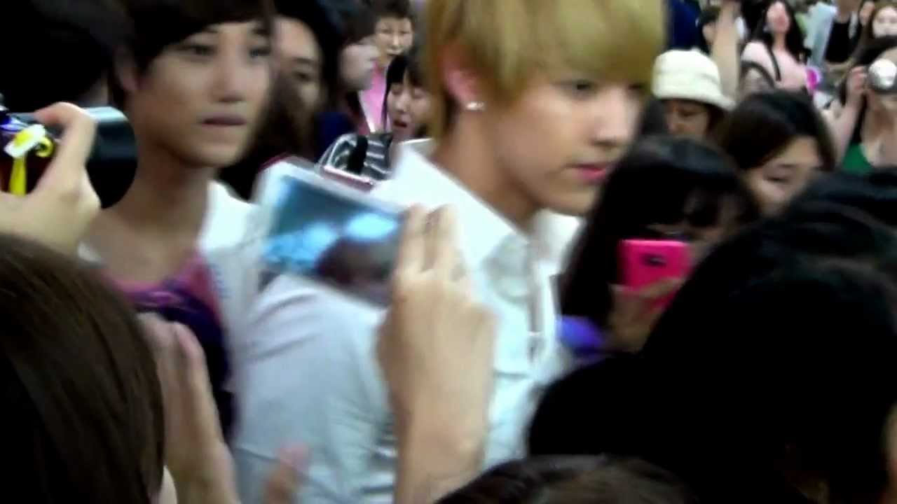 SM Manager Hits Fan Girl in front of TAO EXO M