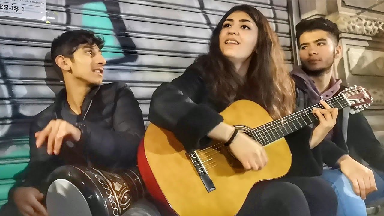 Merve Uyanık Ve Darbukacı Sercan Giderle Müthiş  Bir Taksim Akşamı. Taksim İstiklal Caddesi.