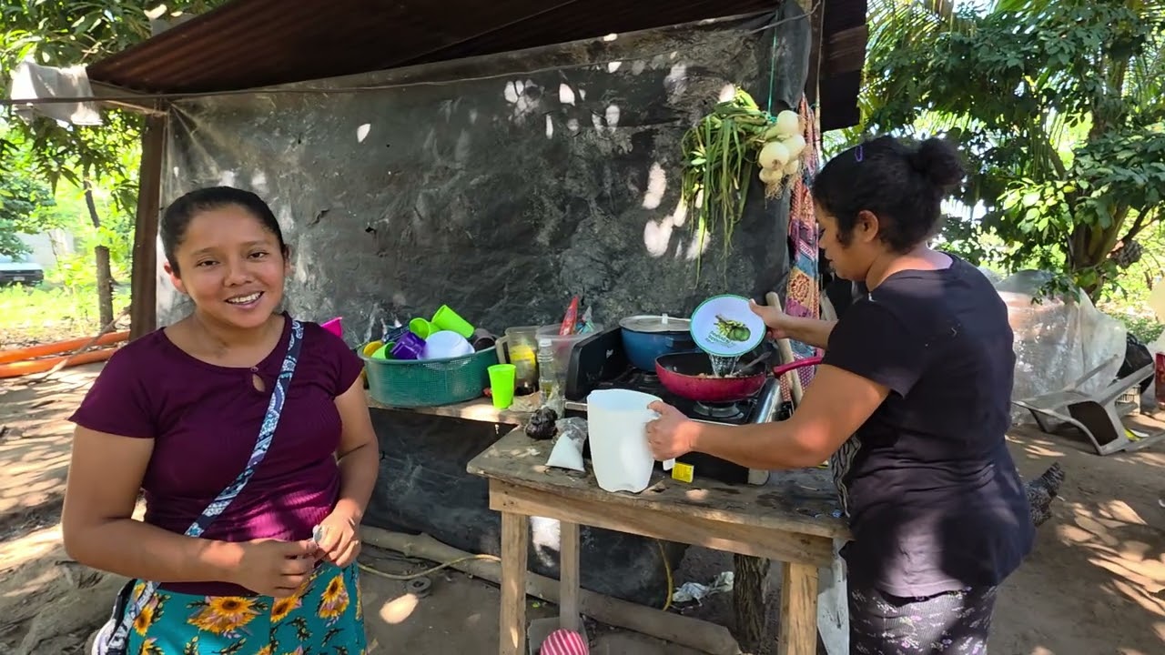 Doña Ana llora de felicidad al recibir otra bendición más. 