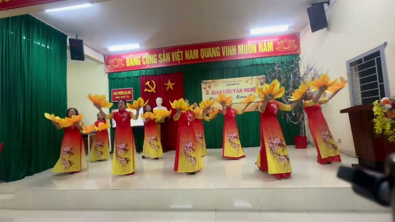 Tình ca mùa Xuân do Câu lạc bộ Phố Cảng biểu diễn