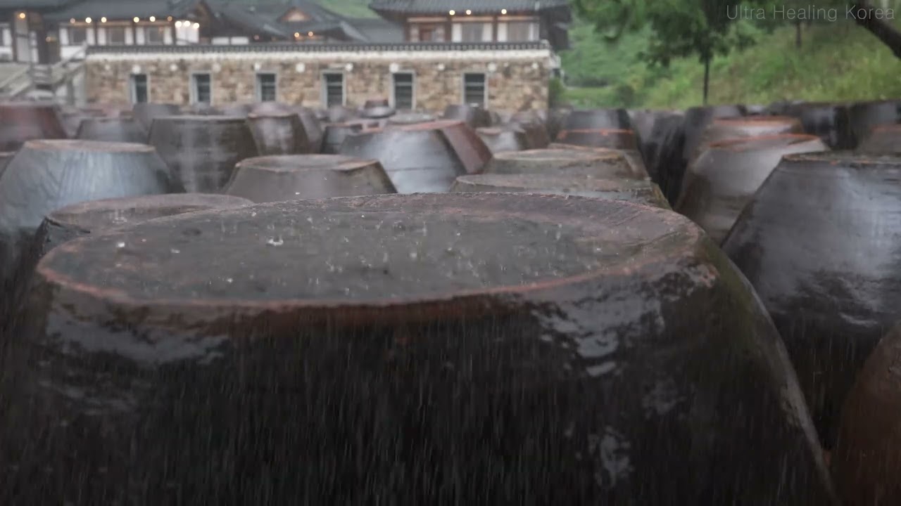 Послушайте шум дождя на Чангдокдэ и мягко погрузитесь в глубокий сон.