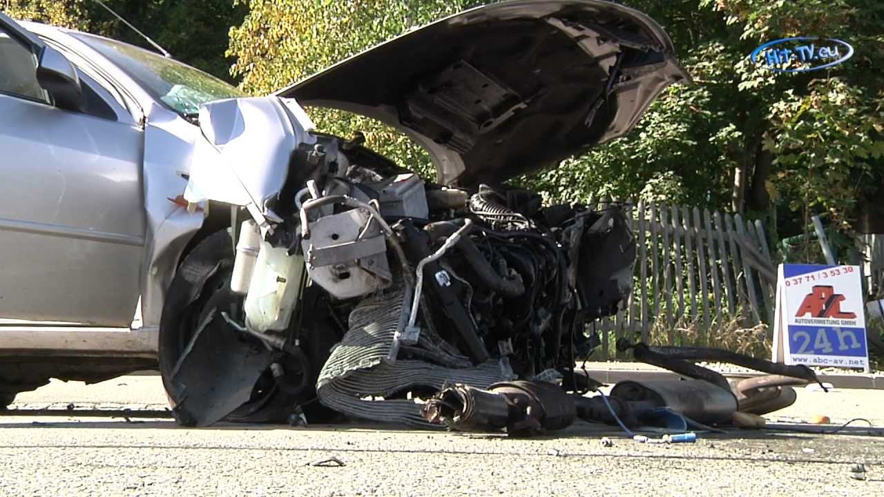 Schwerer Frontalzusammensto&szlig; in Aue (Sachsen)