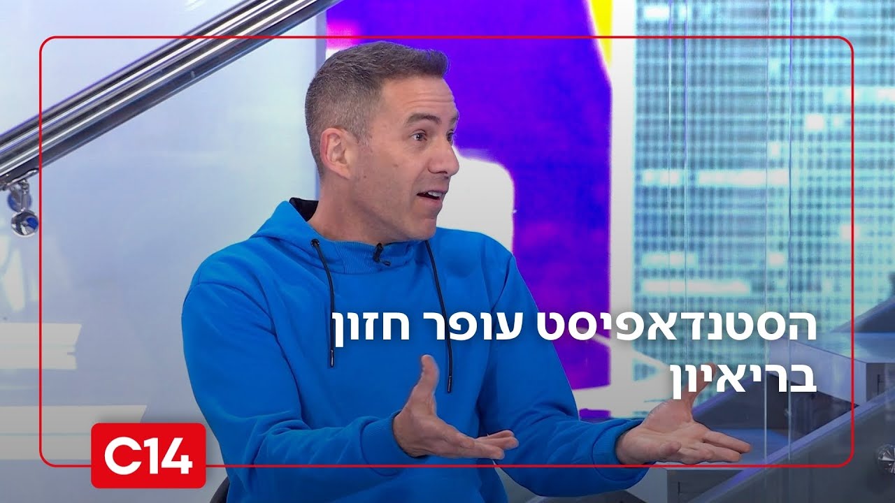 מהכתיבה אל הבמה: הסטנדאפיסט עופר חזון עובר מהמקלדת למיקרופון