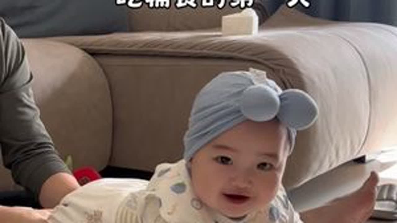 90后奶爸和25后六月龄宝宝作息规律的上午，今天多多吃第一顿辅食，很爱吃，恨不得端碗自己喝了#人类幼崽成长记 #爸爸带娃日常 #第一口辅食米粉 #爱干饭的宝宝