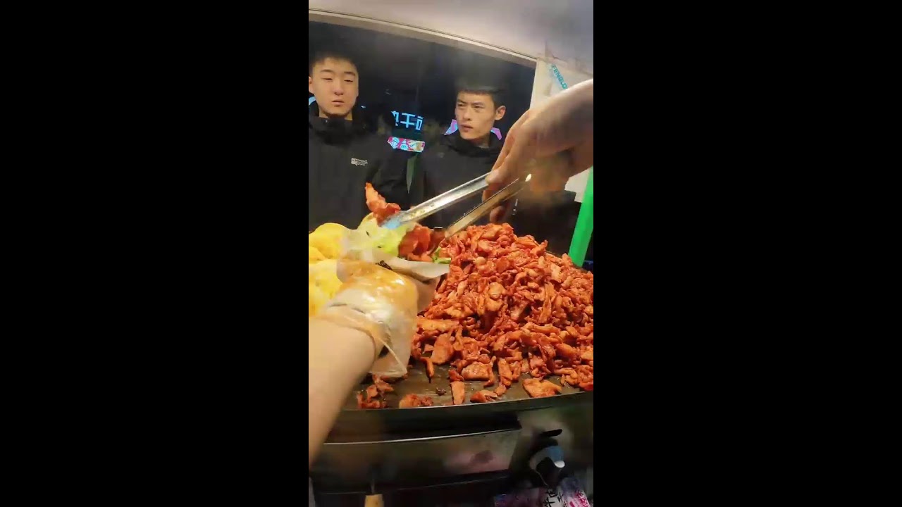 Live broadcast of street food specialties and fruit delicacies