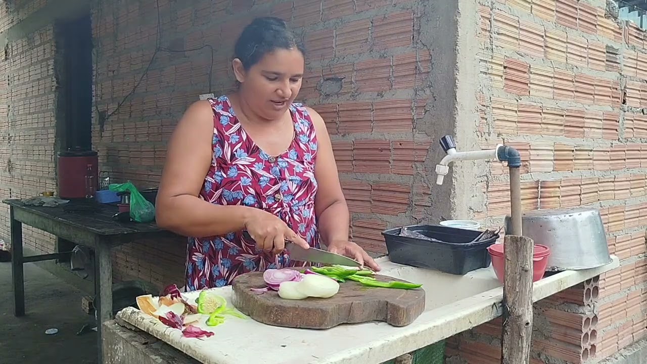 Fiz feijão preto e peixe recheado para o almoço 