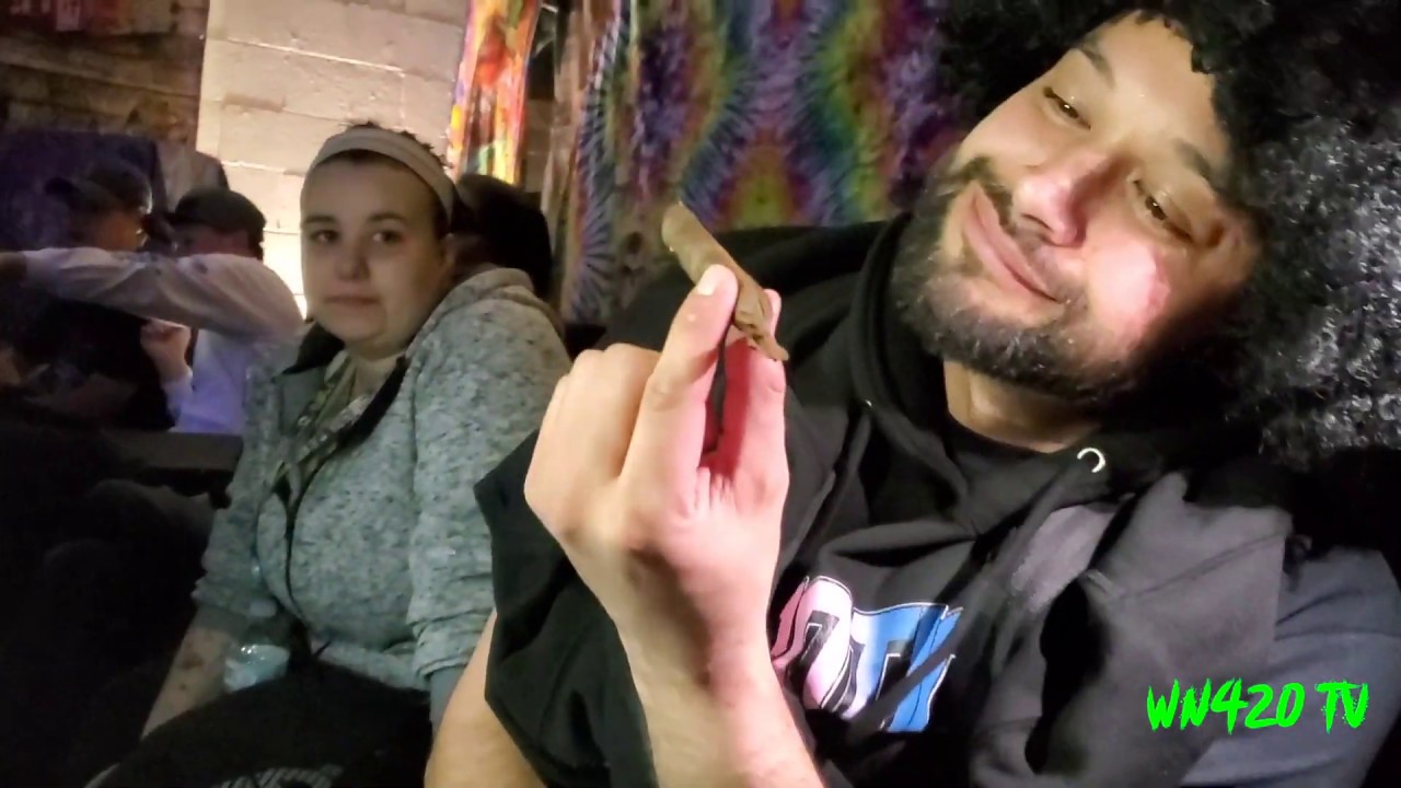 How to roll a Backwoods with Master Bong