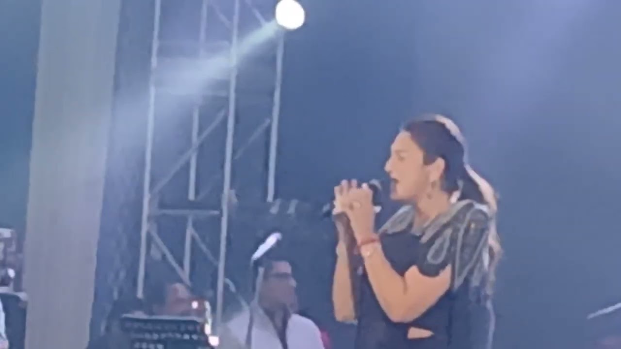 Akriti Kakar live show 