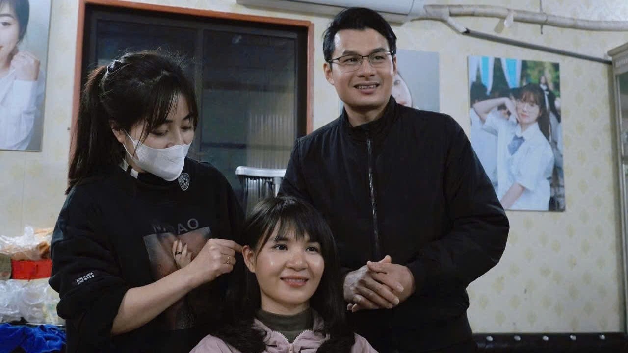 The beauty that radiated from Zi Yan made Toan gaze at her in a daze...