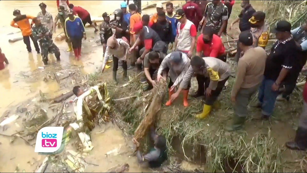 Di Munjungan Trenggalek, Mensos Risma Semangati  Bantu Warga Evakuasi Sampah Material Banjir - bioz