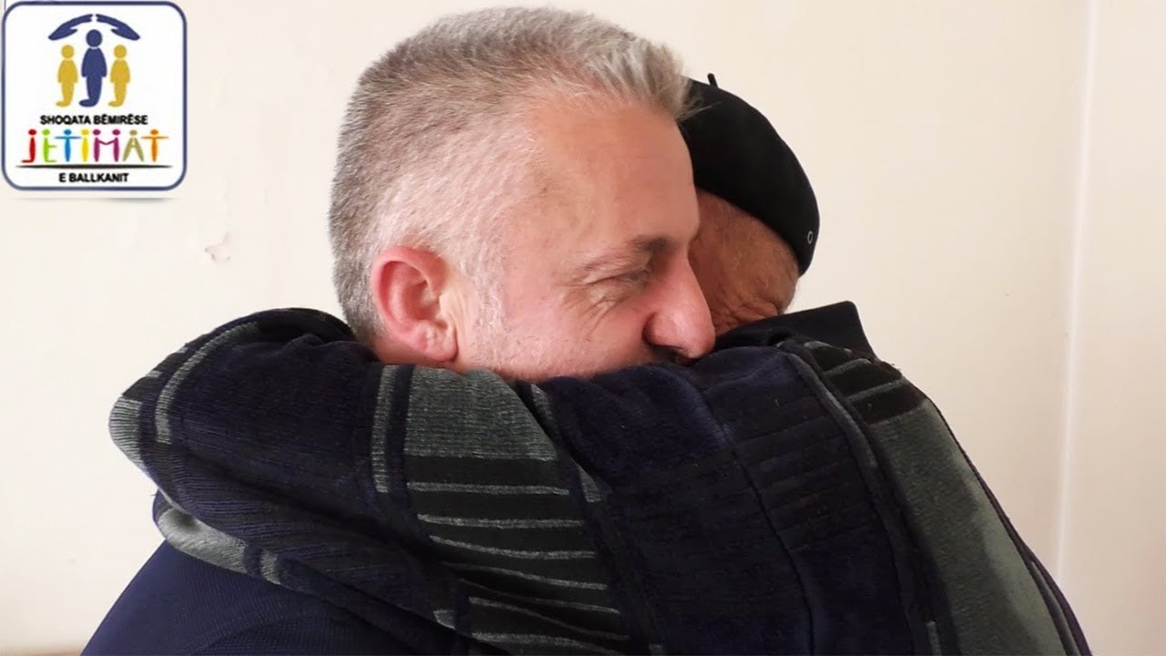 JETIMAT E BALLKANIT - Nene Hasime Racaj me 4 vajzat e saj jetime u bene me banese te re Fushe Kosove