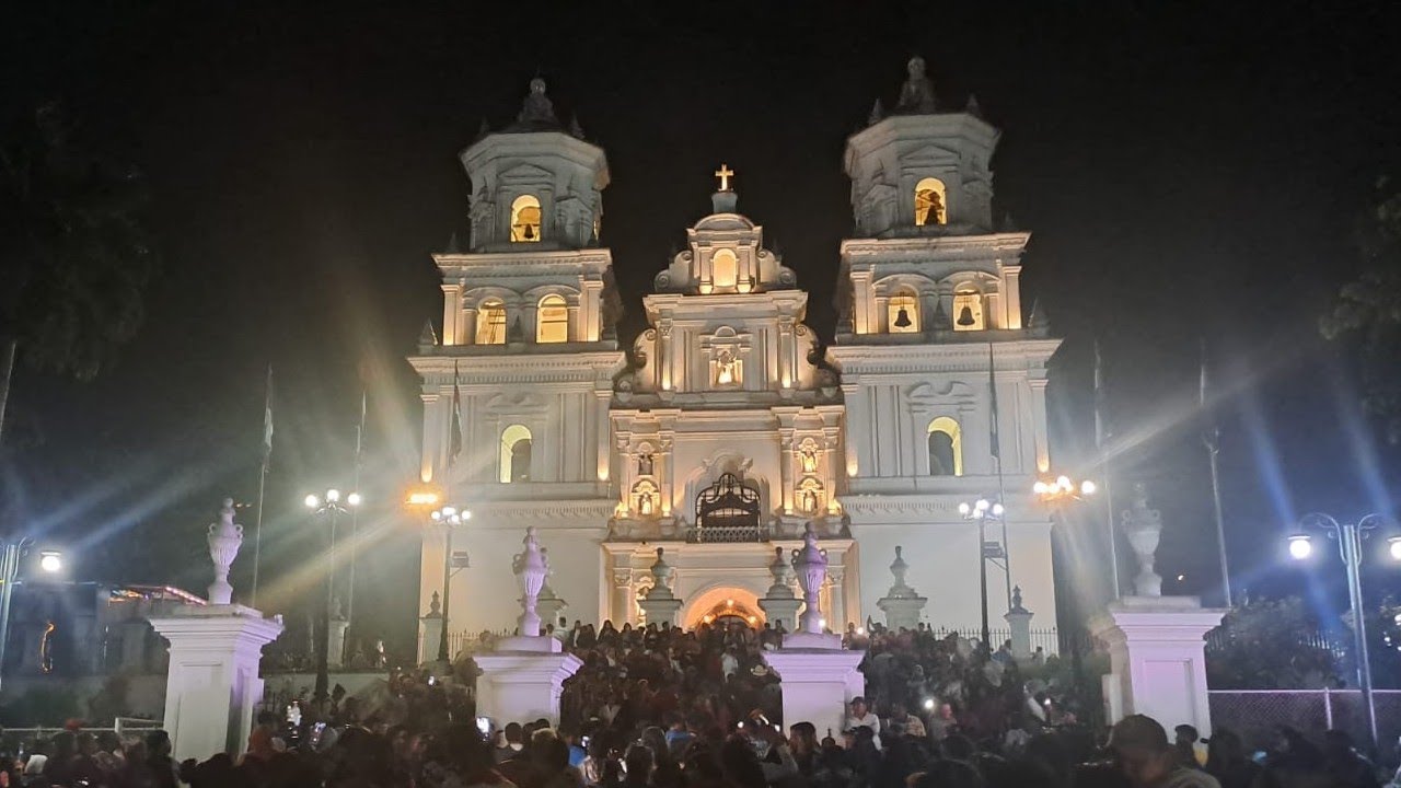 Feligreses le cantan las mañanitas al Señor de Esquipulas