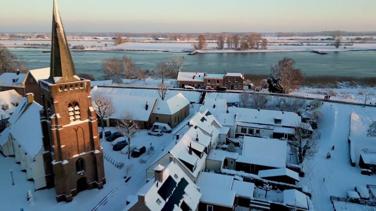 Lopik by drone. Jaarsveld, S.L.  v Alterenlaan en Molenhof