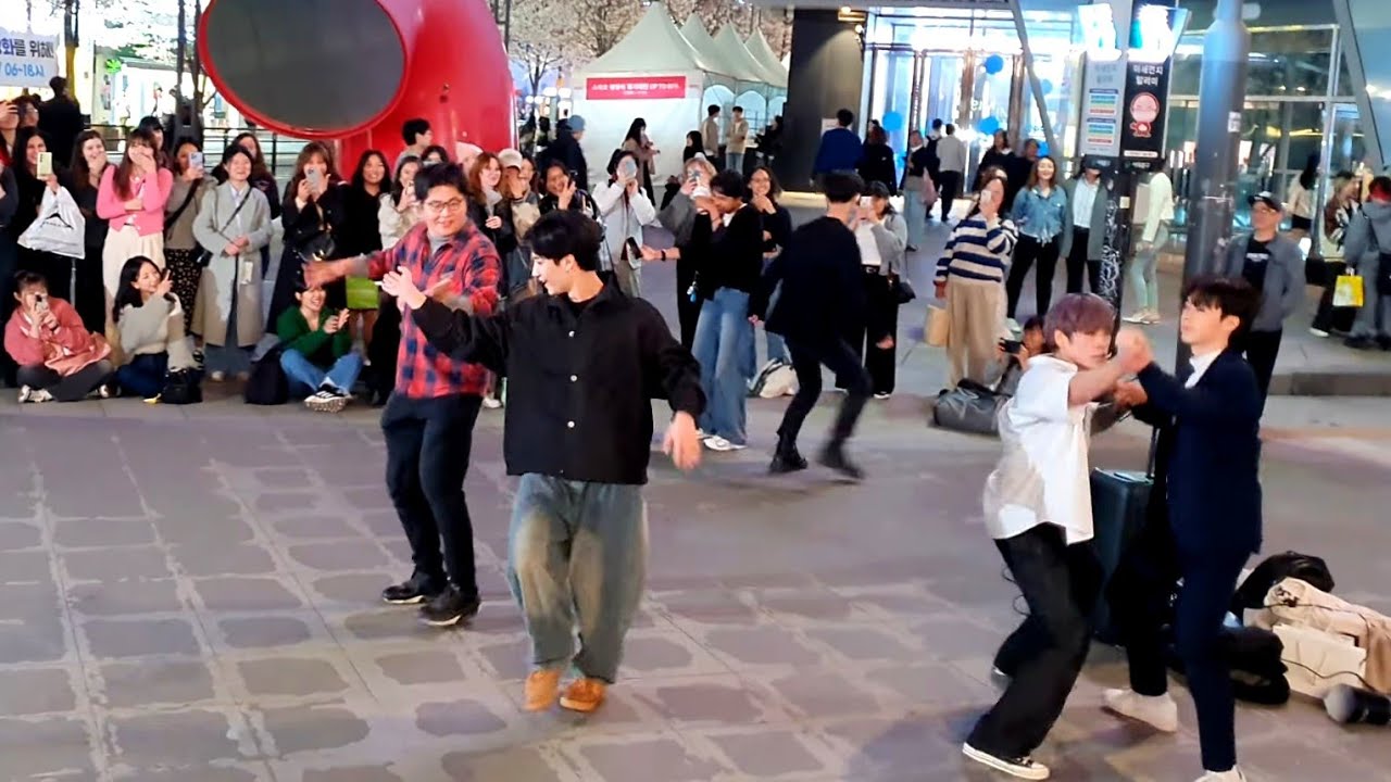 [STREET ARTIST] ONE OF. INTERACTIVE SHOW BUSKING.. 240404.