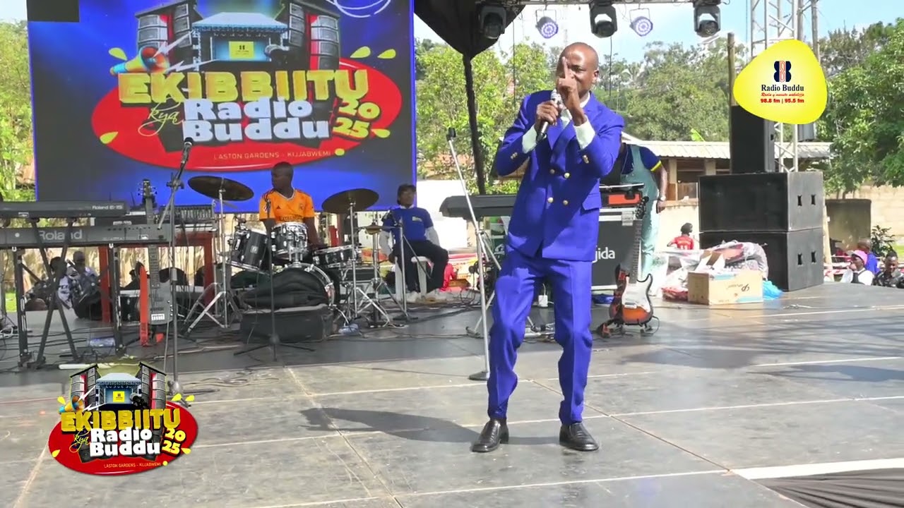 Ekibbiitu kitumbula ebitone by'abayimbi abato