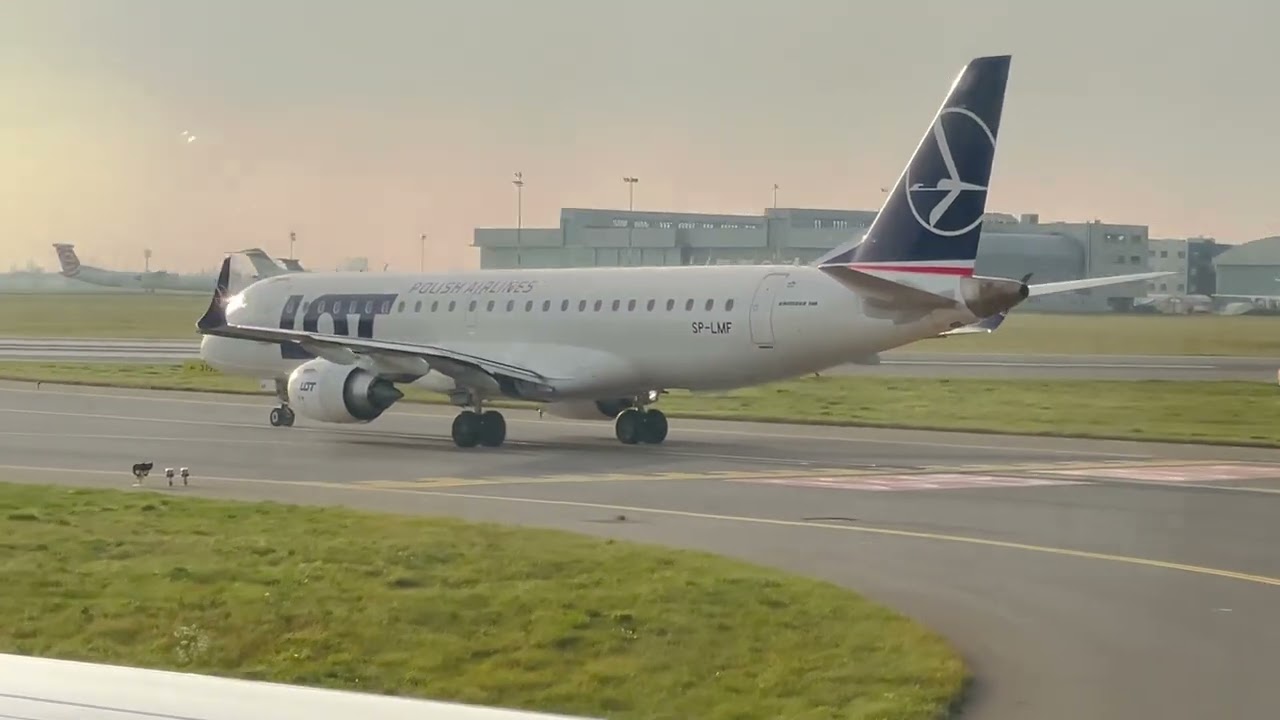 LOT Embraer 190 take-off WAW airport / 09.11.2022 Warszawa Polska 🇵🇱