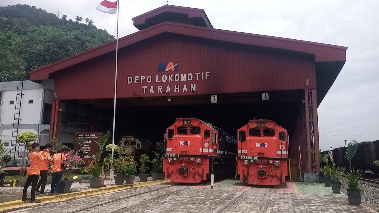 Kunjungan Di  Stasiun Tarahan Ada Lokomotif CC 202  Vintage Dan CC 205