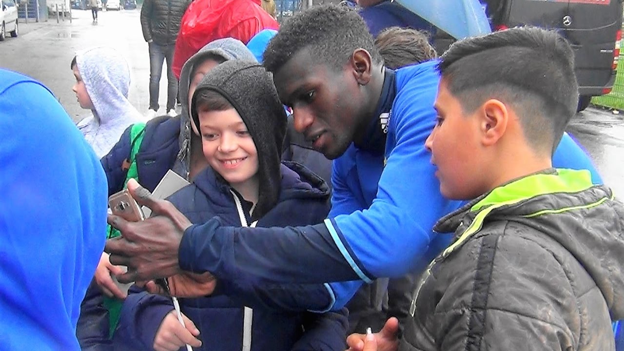 Schülerausflug zum HSV-Training - Bakery Jatta schreibt geduldig Autogramme