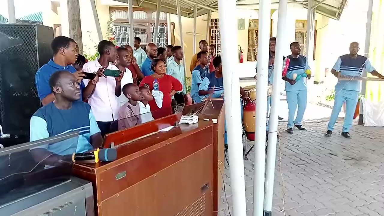 MPIGIE MUNGU KELELE UTUNZI WA B.M.MUKASA PERFORMED LIVE WITH SMG- MBAGALA