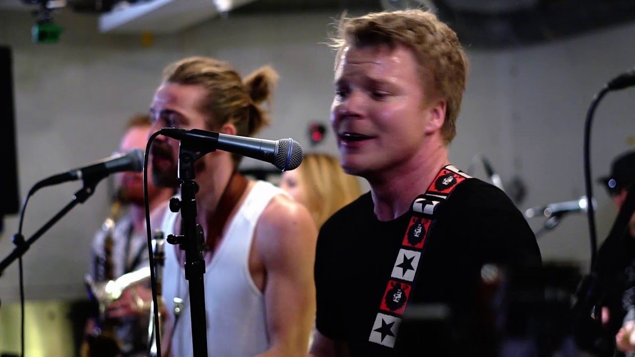 Obsklassen - Vad Är Kärlek? [Officiell Livevideo]
