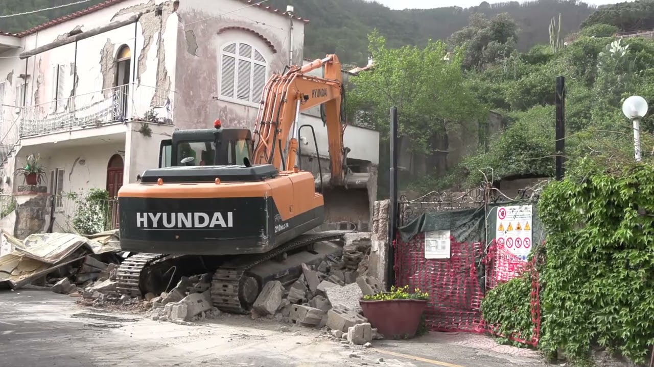 Ricostruzione Lacco Ameno. Al Fango iniziate le demolizioni