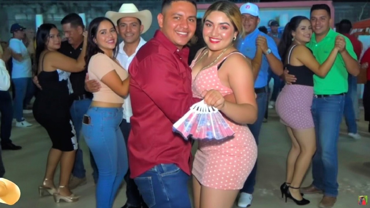 EL Famoso abrazo de OSO !!-QUe bonito es lo bonito  paisano  !! ---Asi son los bailes en Guerrero
