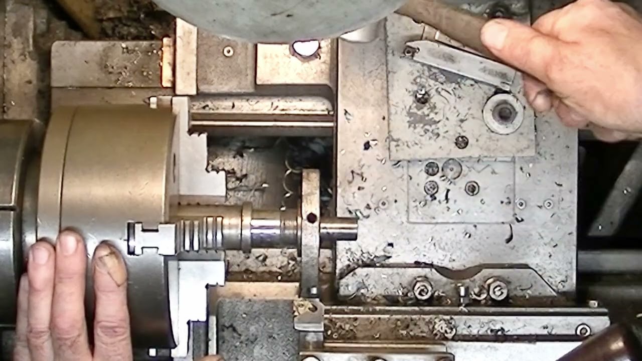 Naprawa gwintu na śrubie od frezarki ALG 200 bo chyba go podniosło po wciśnięciu wałka fi 16mm