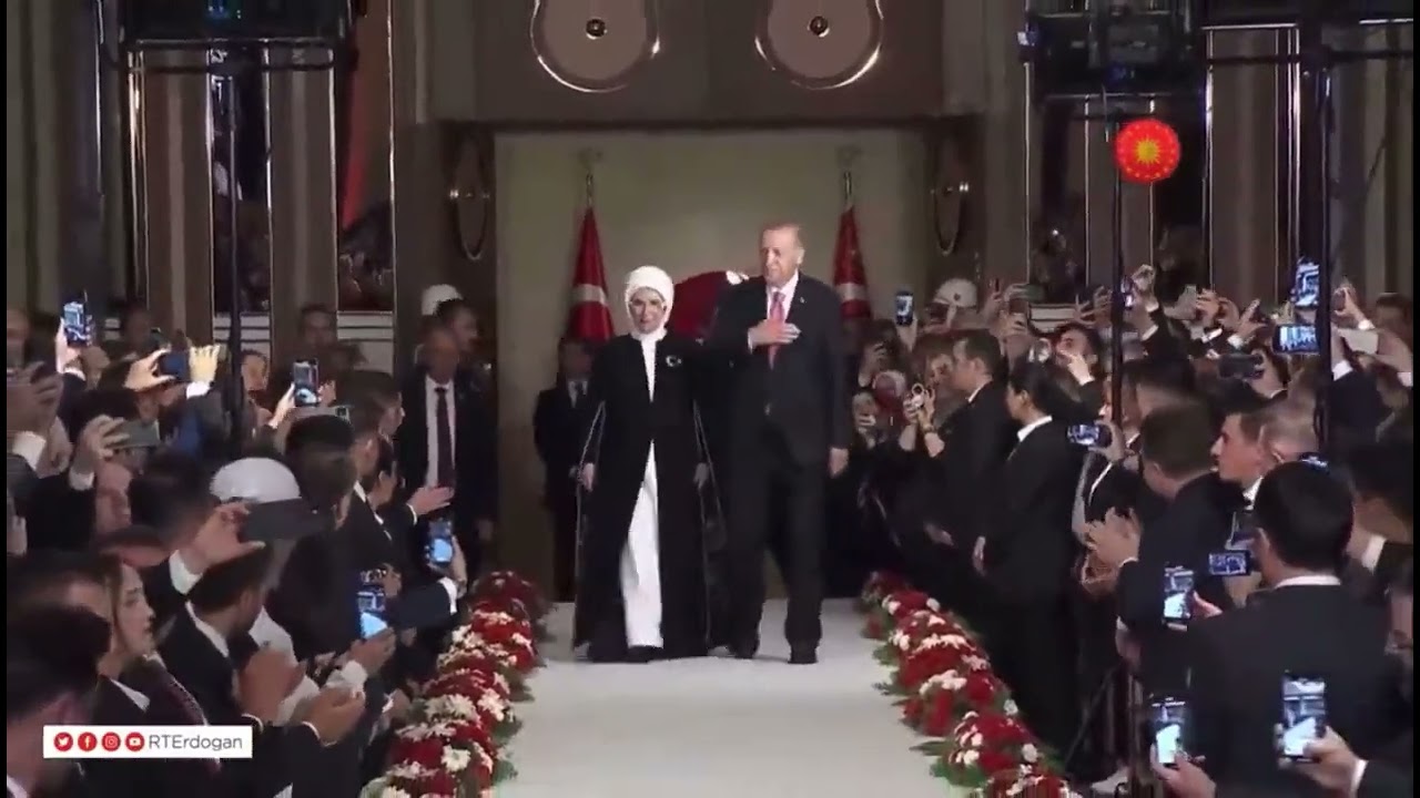 Cumhurbaşkanı Erdoğan ve eşi Emine Erdoğan, g&ouml;reve Başlama t&ouml;reni i&ccedil;in salona giriş yaptılar: