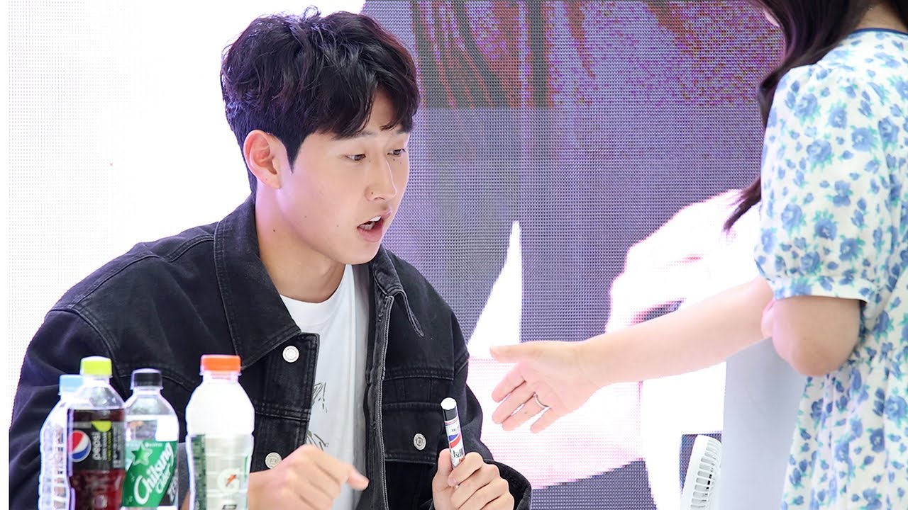 이강인 수줍은 사인회 팬서비스 (아이돌급 인기) LEE KANG-IN | 아라치 팬사인회
