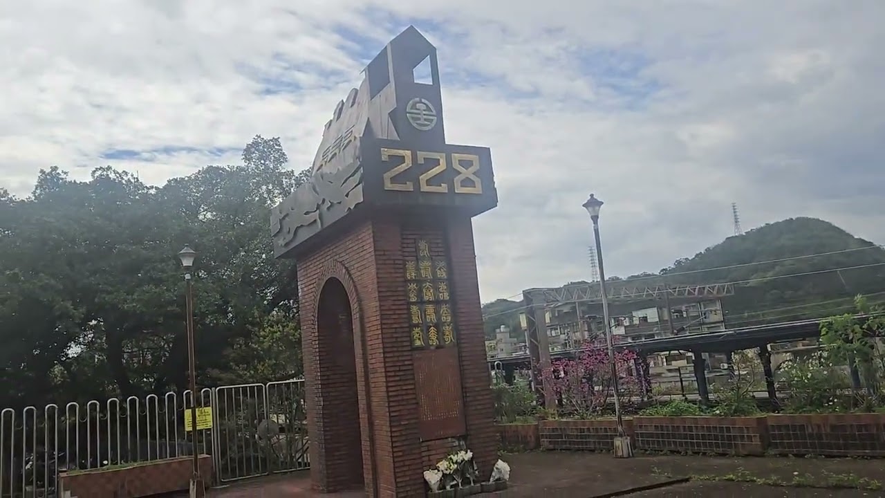 4188次樹林發車經由宜蘭線開往蘇澳的EMU500型八輛二編組EMU511+EMU502區間車，和4173次蘇澳發車經由宜蘭線開往樹林的EMU500型八輛二編組EMU505+EMU520區間車