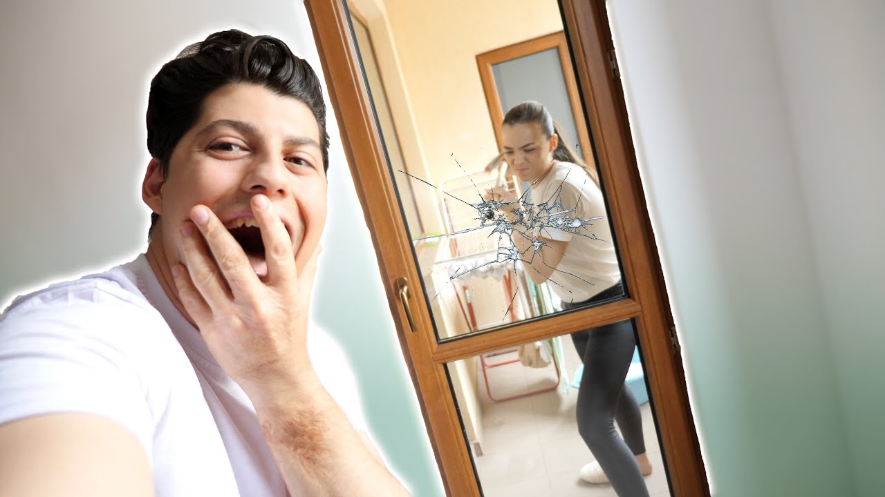 Am închis-o pe balcon prank! (A spart ....)