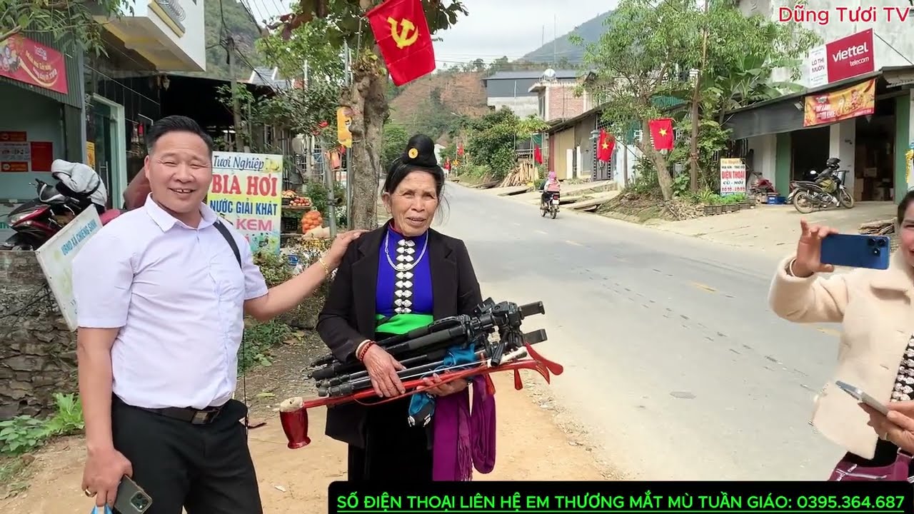 chủ kênh với mẹ viêng cùng mọi người lên thăm em Thương mắt mù tại tuần giáo