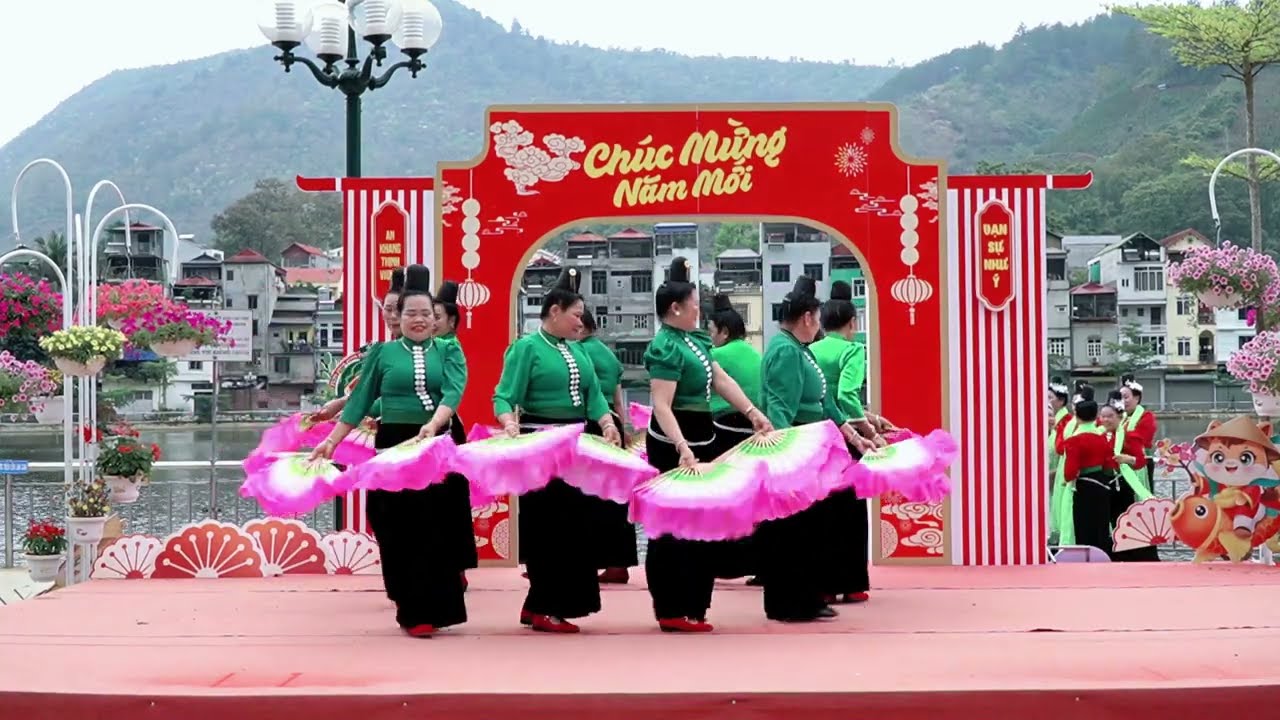 Các đội văn nghệ múa gioa lưu tại công viên thuận châu quay phim 0348534920