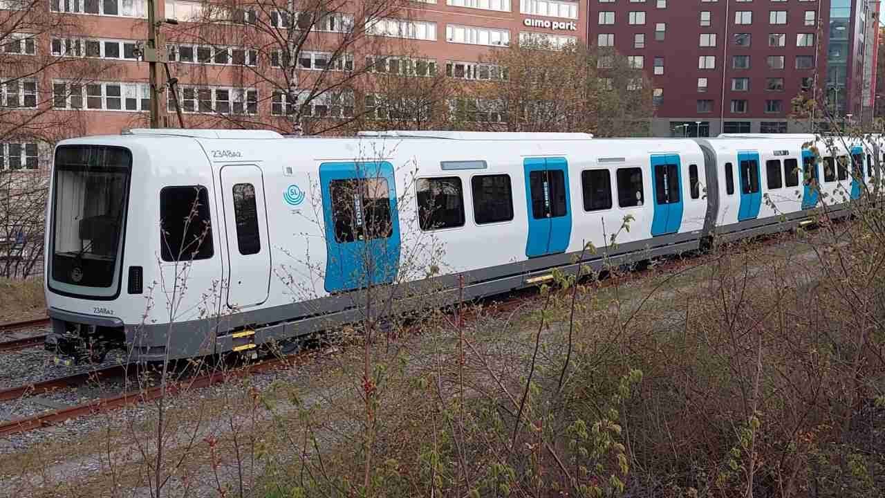 Stockholm. Med C30 nr 2348 har hälften av nya tunnelbanevagnar levererats 7 maj 2023.Text, subtitles