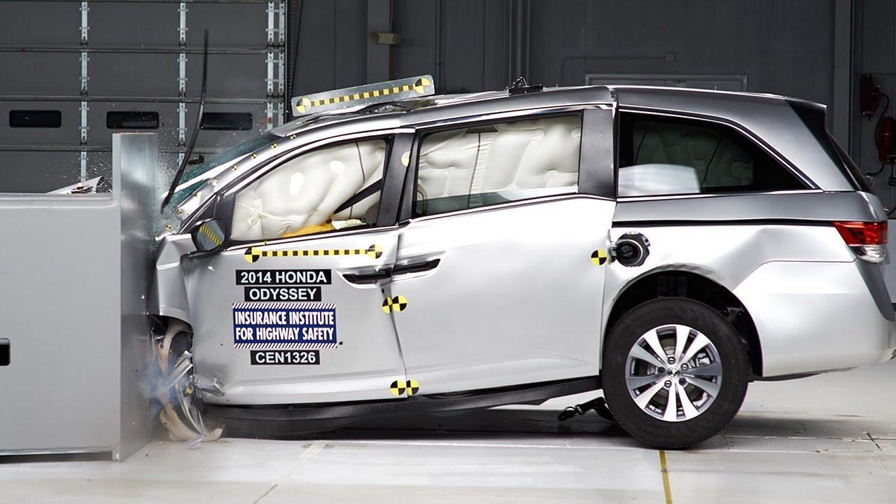 2014 Honda Odyssey driver-side small overlap IIHS crash test